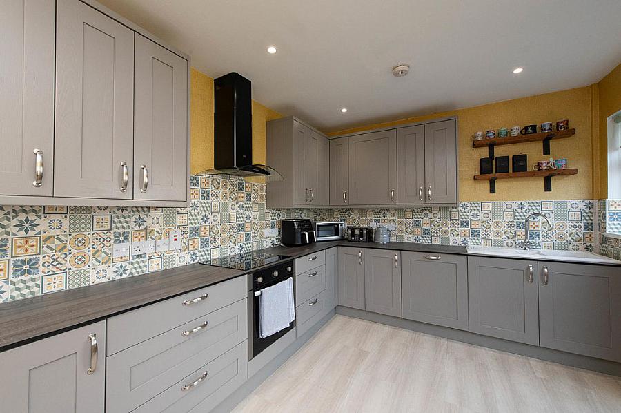 11 Sandyknowes Avenue