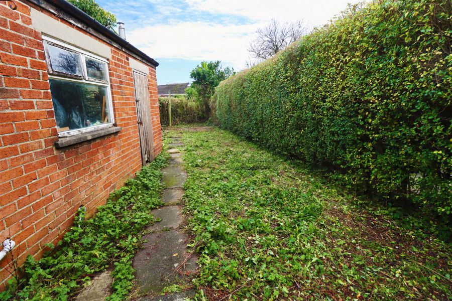 11 Hillview Avenue West