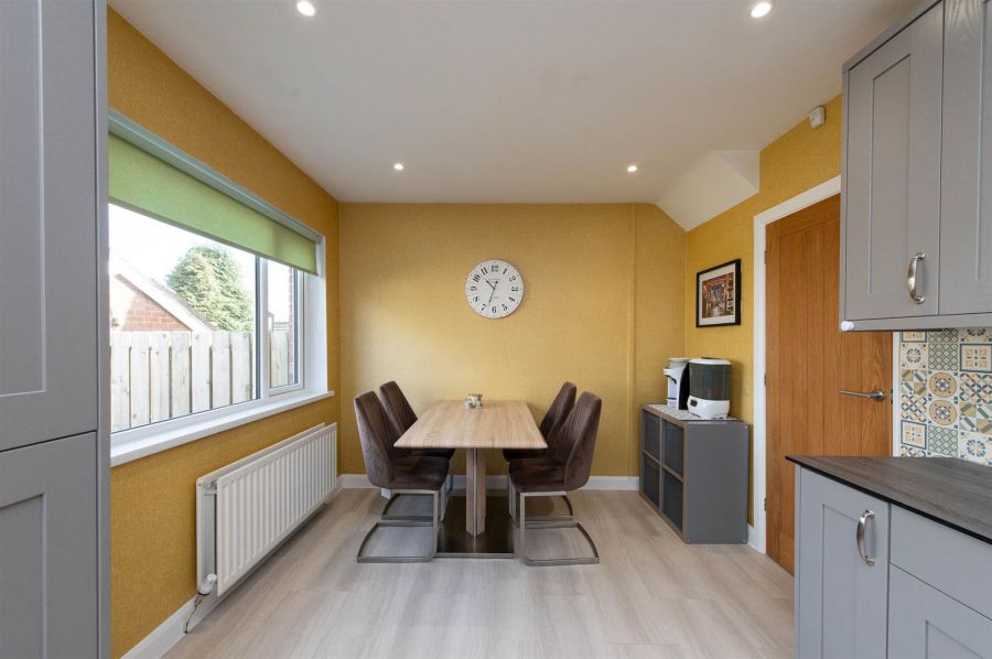 11 Sandyknowes Avenue