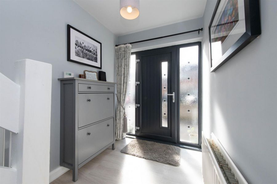 11 Sandyknowes Avenue