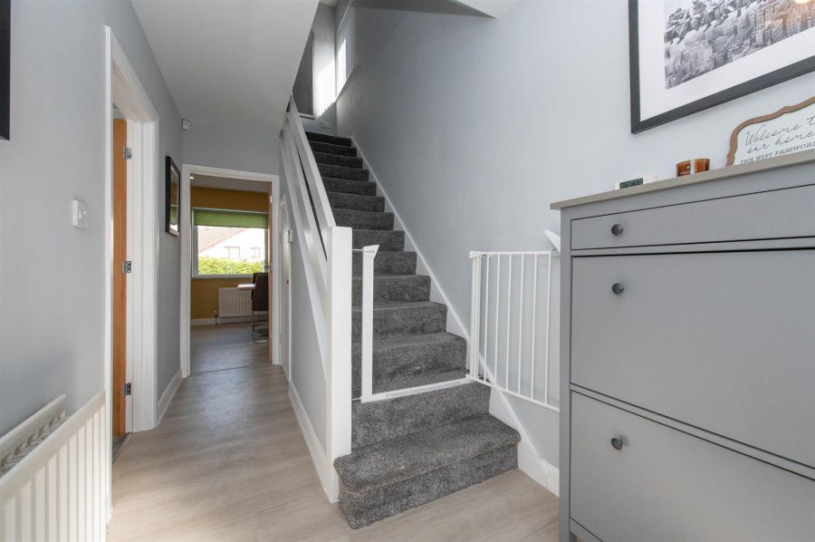 11 Sandyknowes Avenue