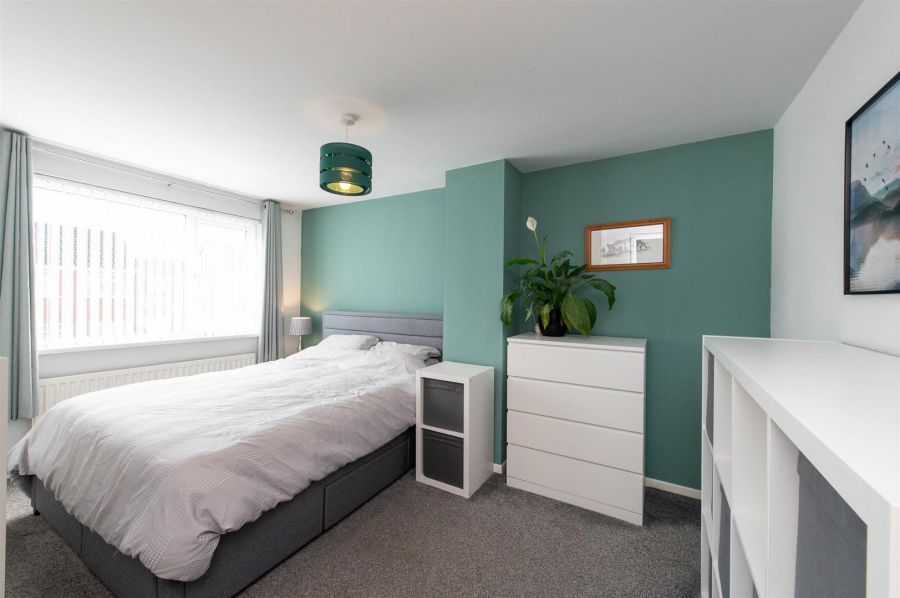 11 Sandyknowes Avenue