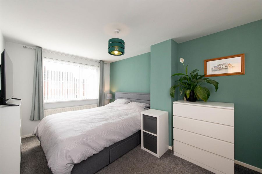 11 Sandyknowes Avenue