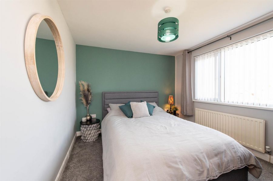 11 Sandyknowes Avenue