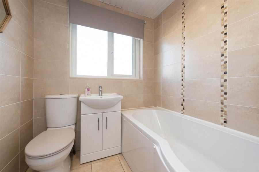 11 Sandyknowes Avenue