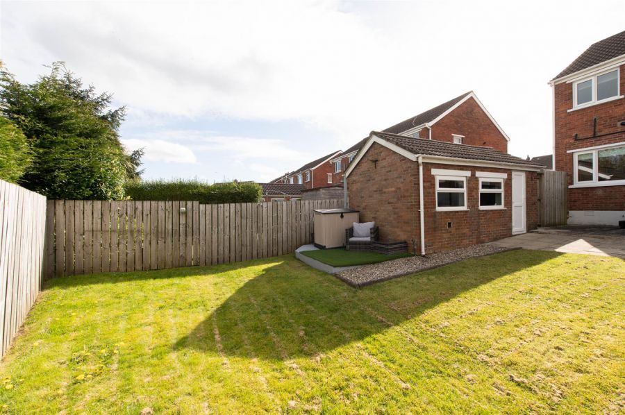 11 Sandyknowes Avenue