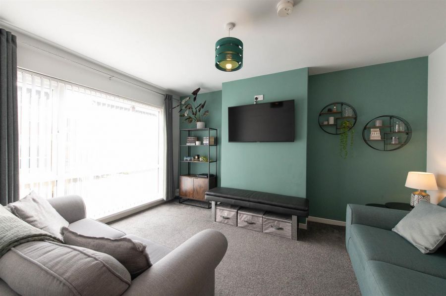 11 Sandyknowes Avenue