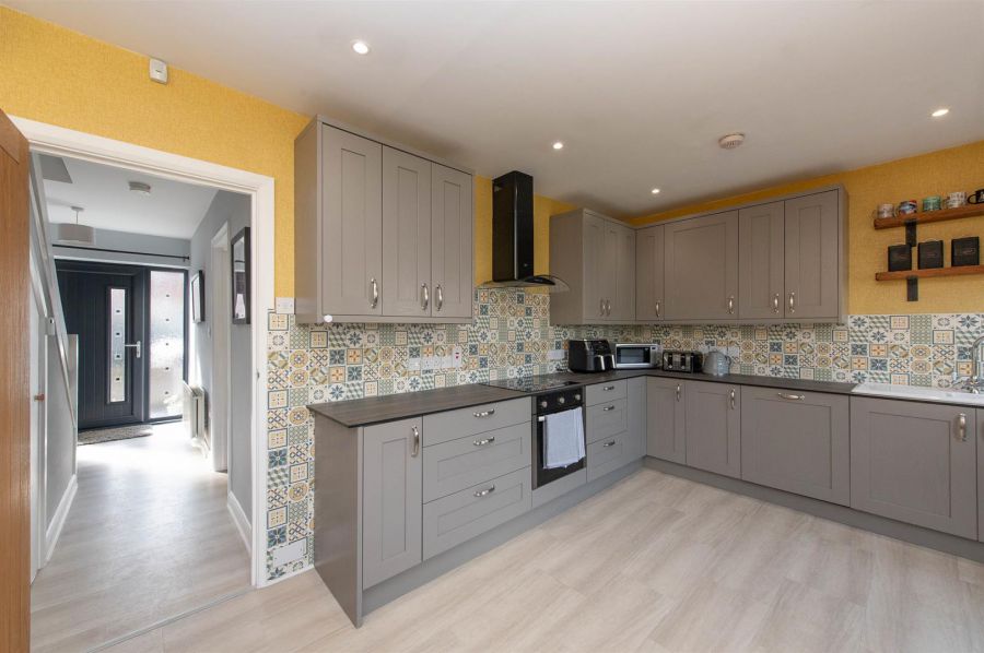 11 Sandyknowes Avenue