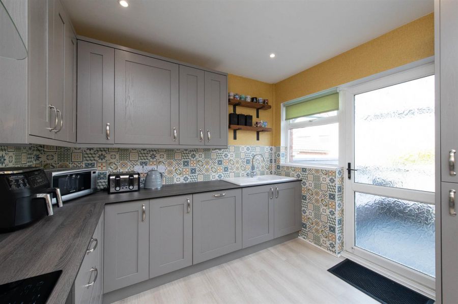 11 Sandyknowes Avenue