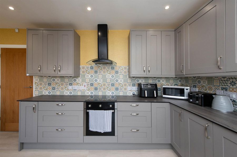 11 Sandyknowes Avenue