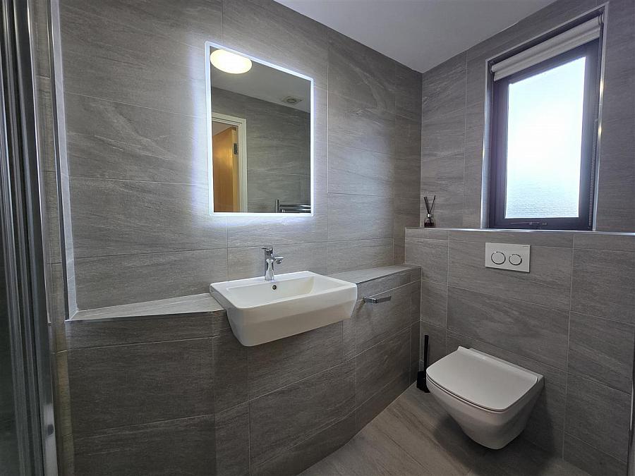 Apartment 48, 17 Queens Square