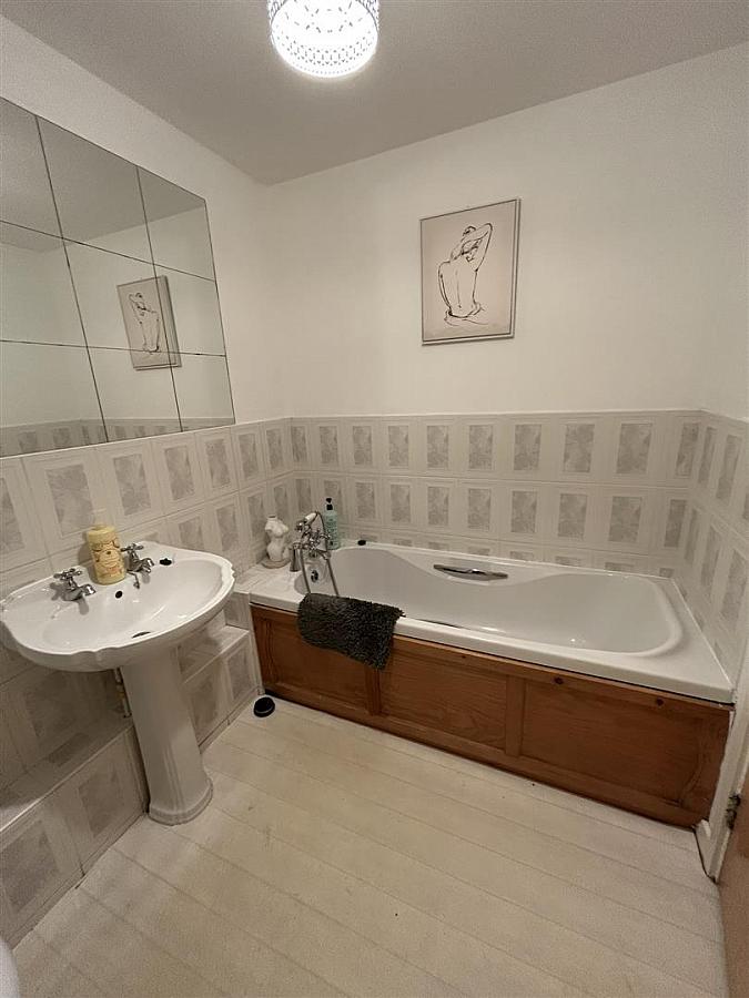 Apt 64 Queens Square