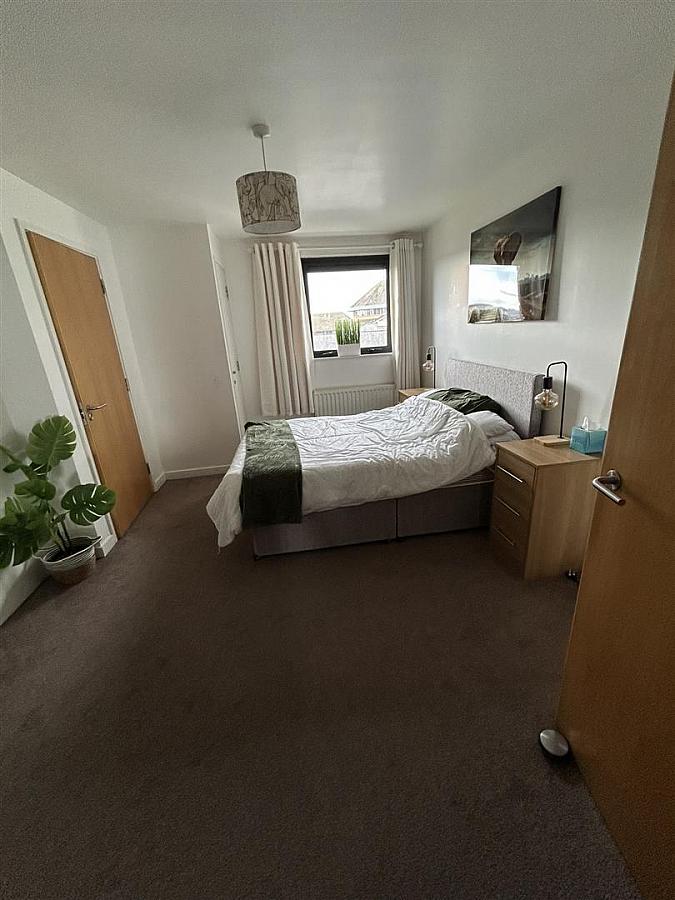 Apt 64 Queens Square