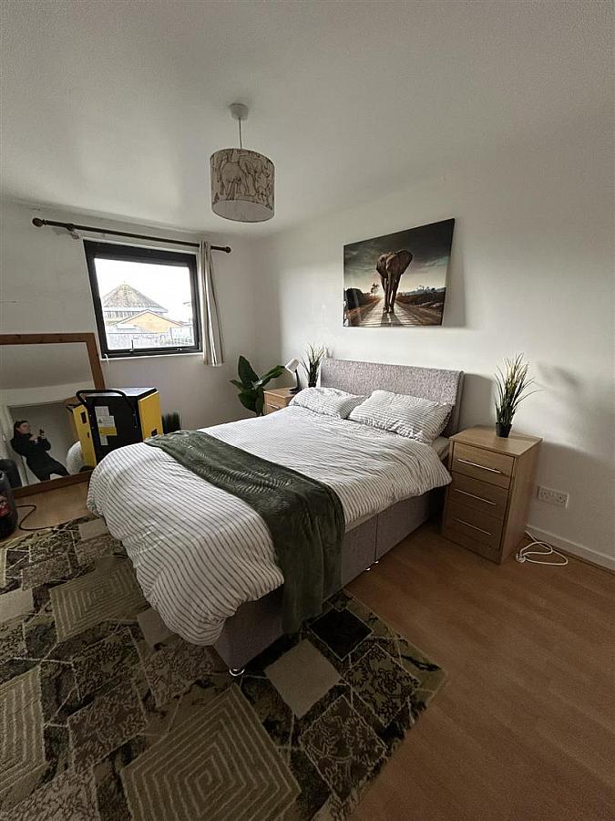 Apt 64 Queens Square