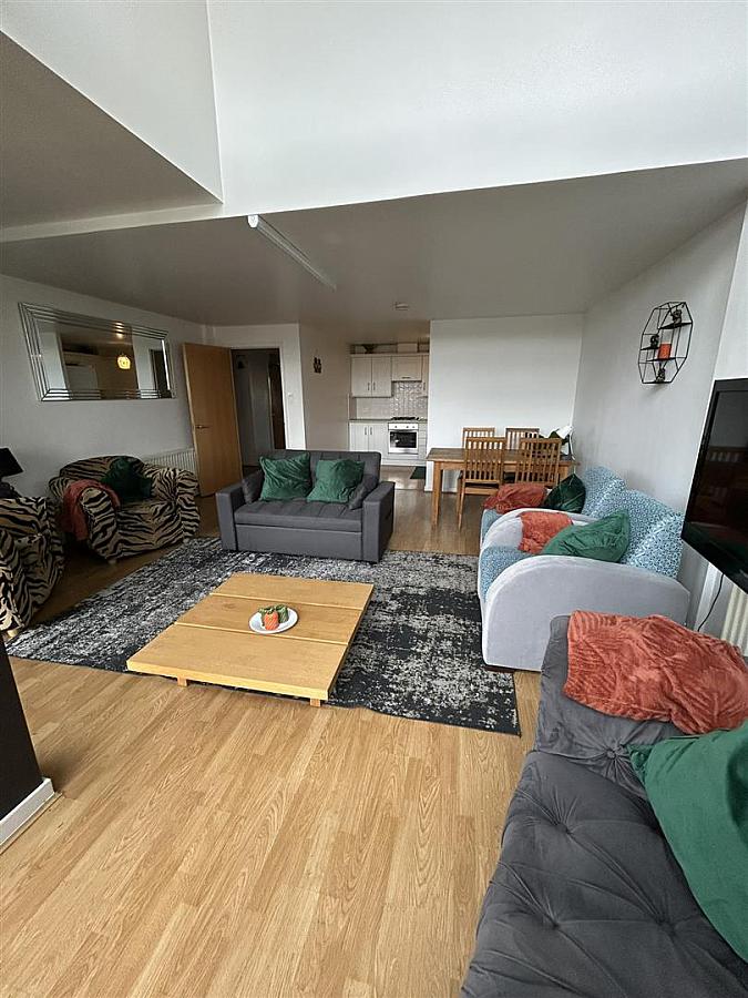 Apt 64 Queens Square