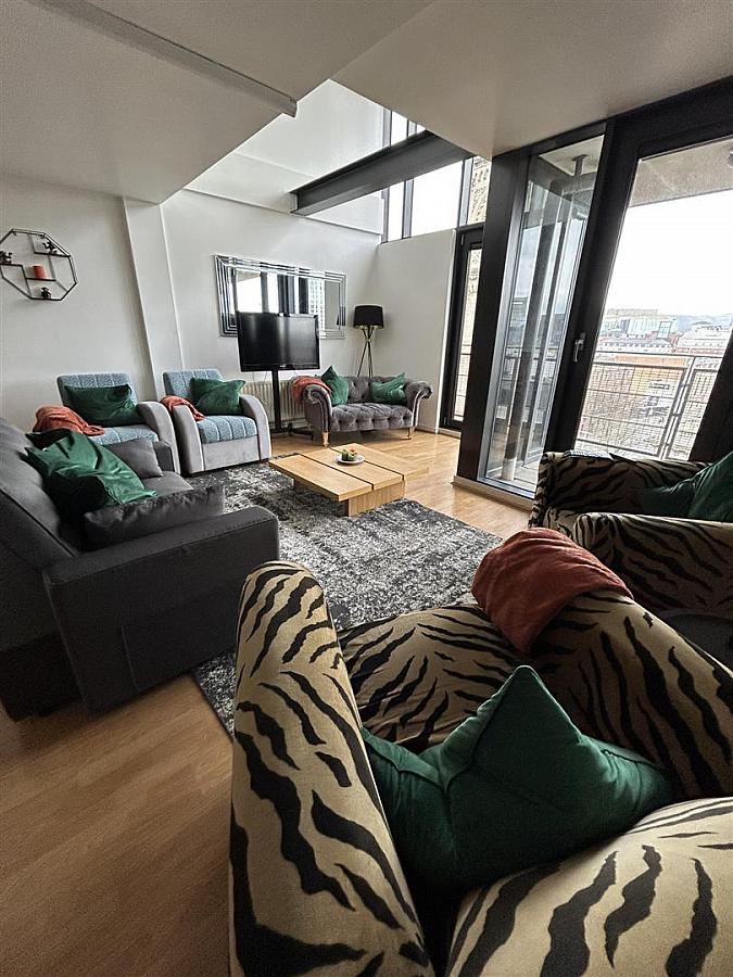 Apt 64 Queens Square