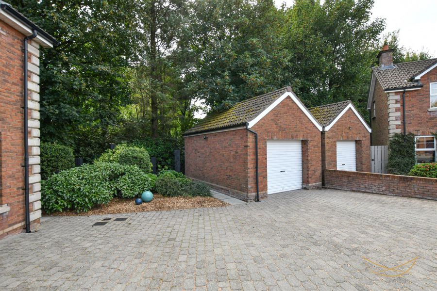 4 Claughlin Manor