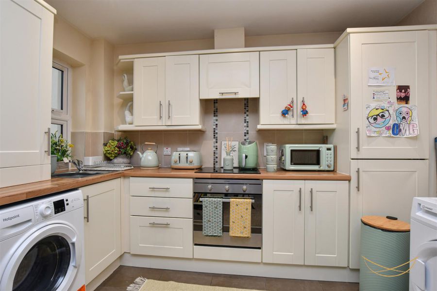 Apt 16, 70-72 Rashee Road