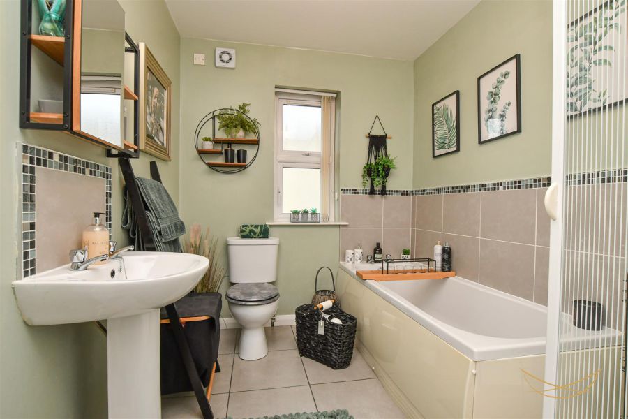 Apt 16, 70-72 Rashee Road