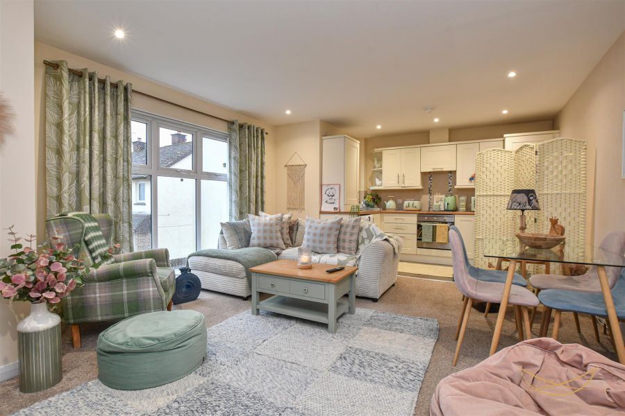 Apt 16, 70-72 Rashee Road