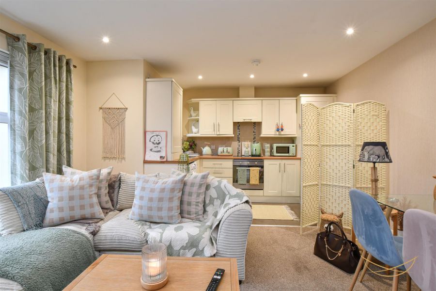 Apt 16, 70-72 Rashee Road