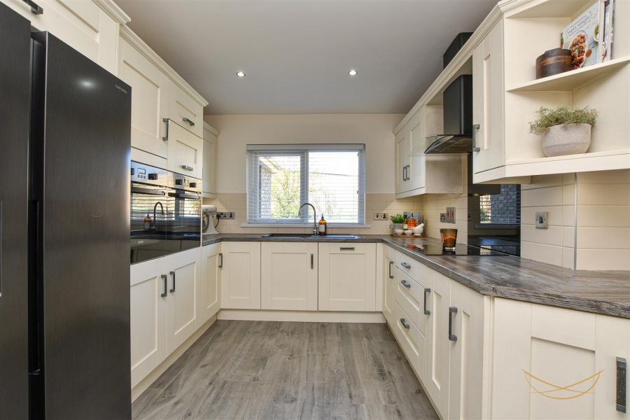 2 Hydepark Close