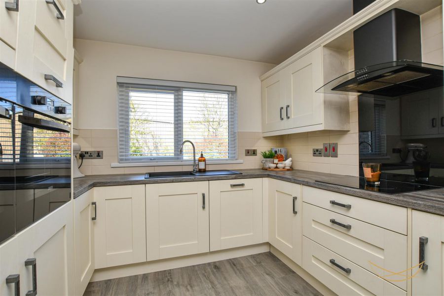 2 Hydepark Close