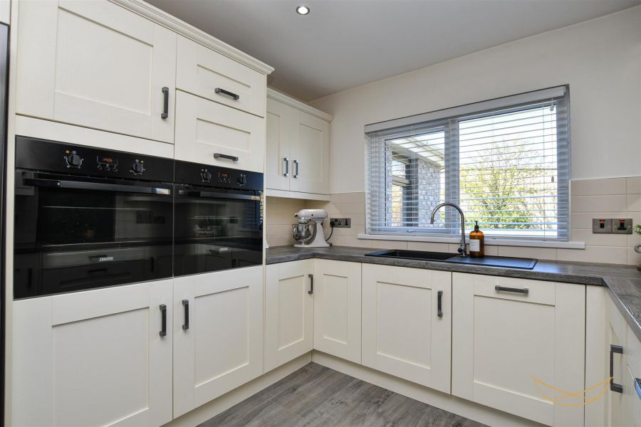 2 Hydepark Close
