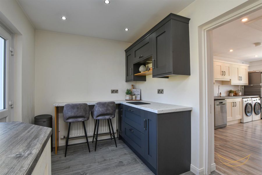 2 Hydepark Close