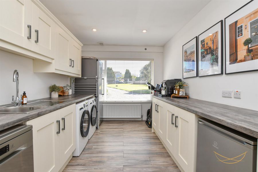 2 Hydepark Close