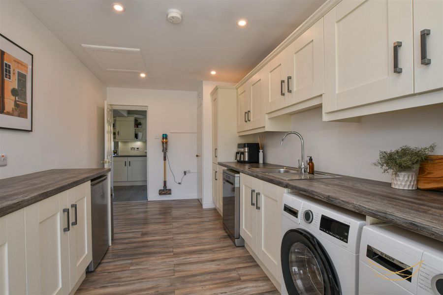 2 Hydepark Close