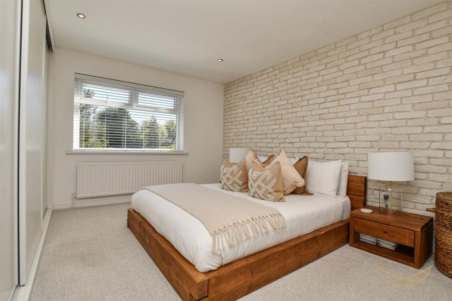 2 Hydepark Close