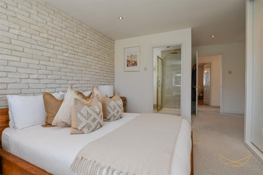 2 Hydepark Close