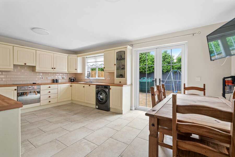 32 Elm Wood Green