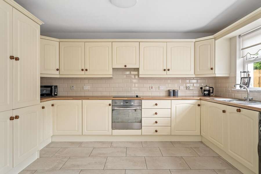 32 Elm Wood Green