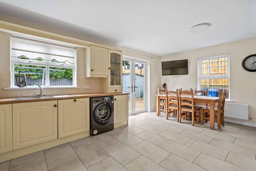 32 Elm Wood Green