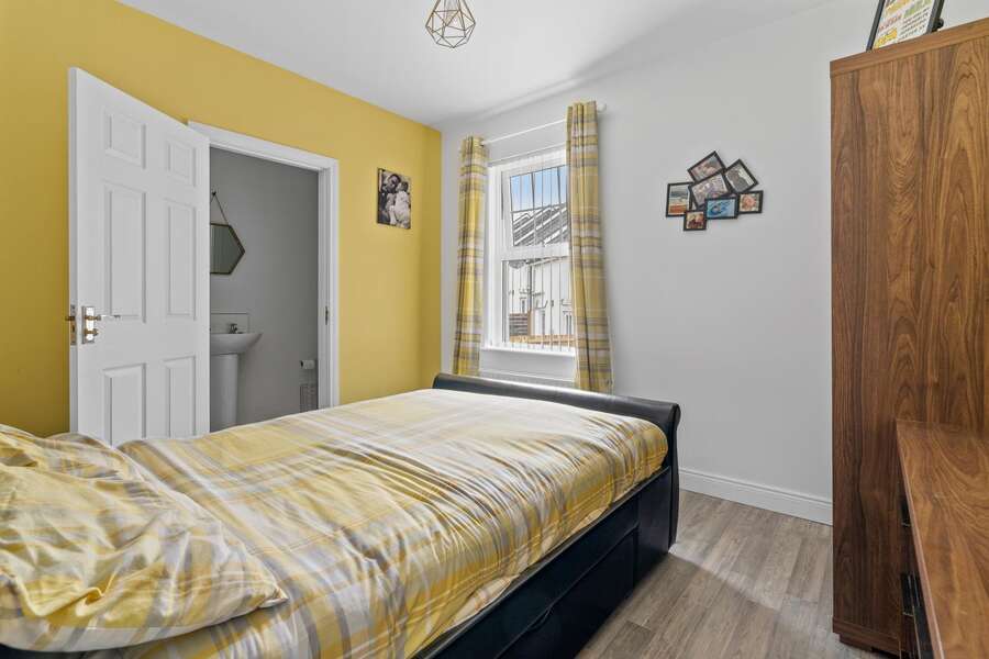 32 Elm Wood Green