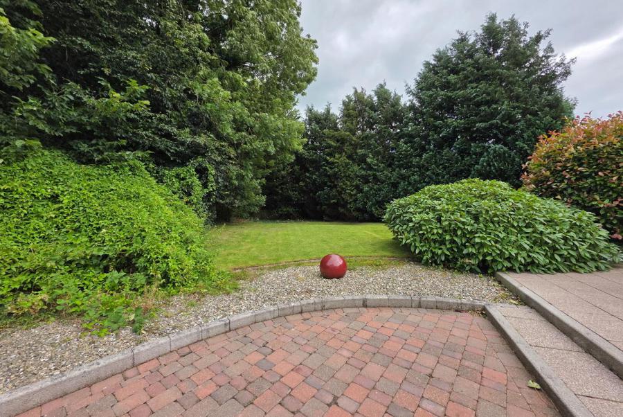 12 Manor Court