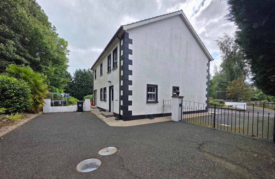 12 Manor Court