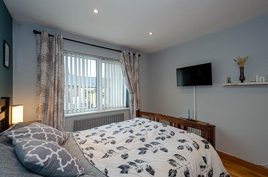 70 Willowfield Gardens