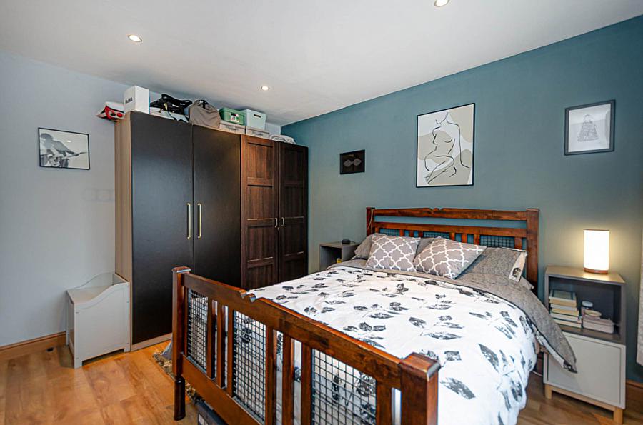 70 Willowfield Gardens