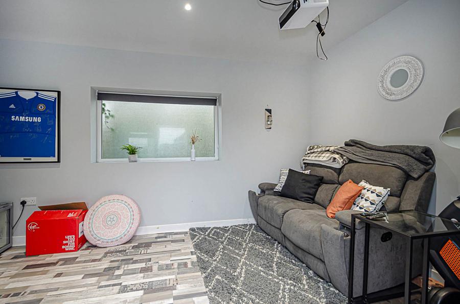 70 Willowfield Gardens