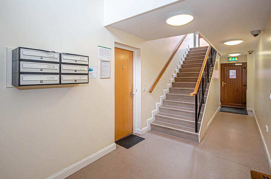 Apt 5, 133 Woodstock Road
