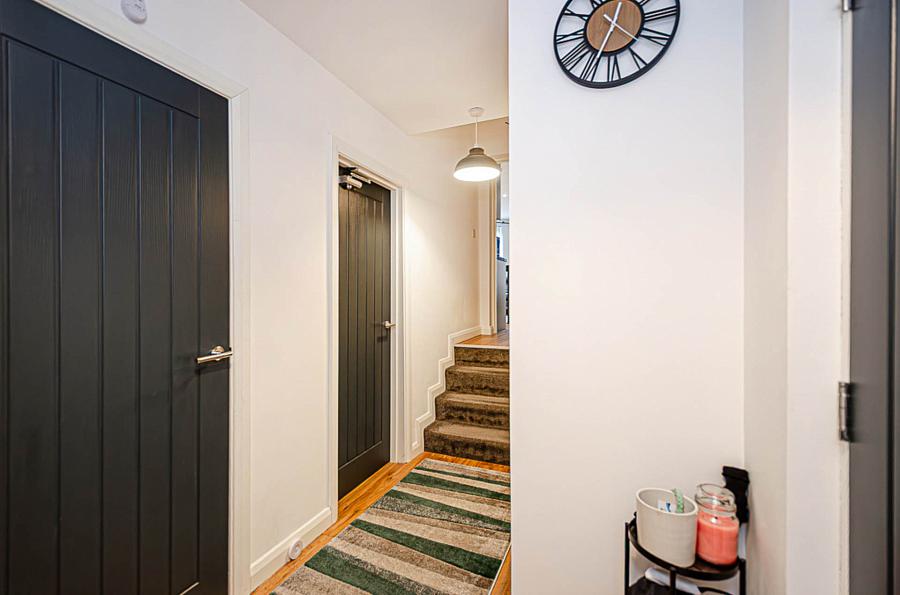 Apt        The Mount