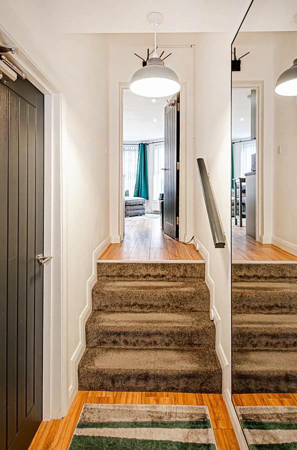 Apt        The Mount