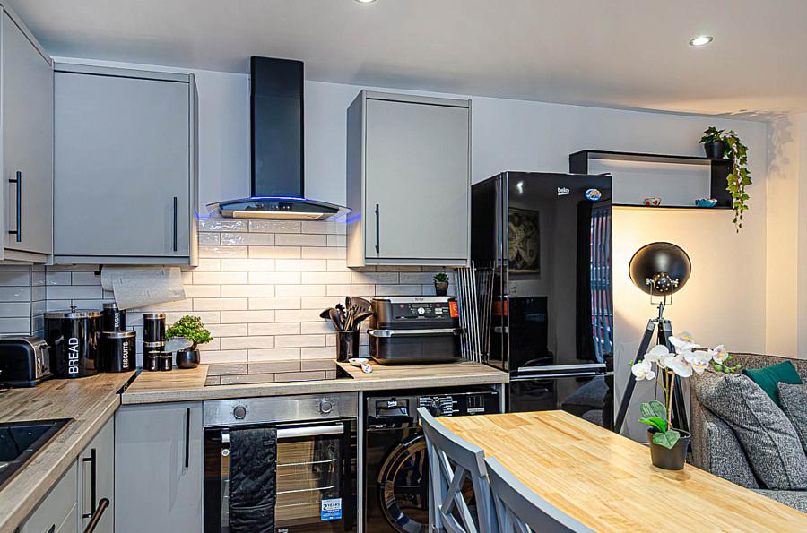 Apt        The Mount