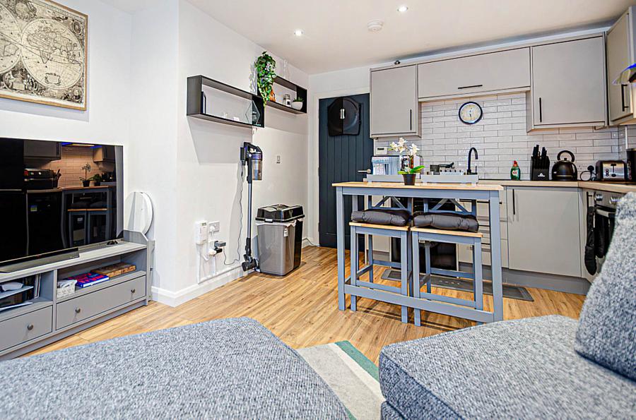 Apt        The Mount