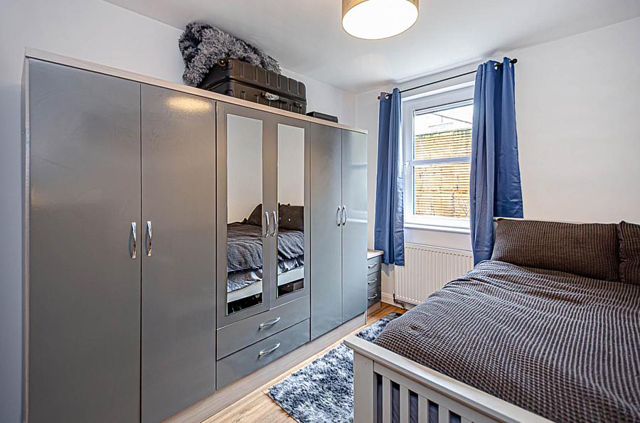 Apt        The Mount