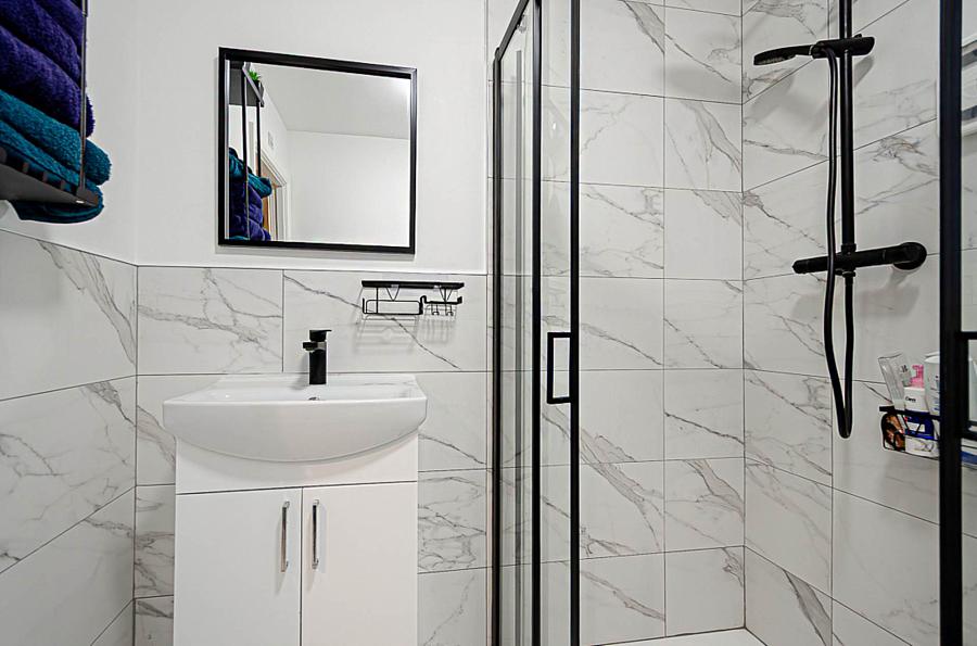 Apt        The Mount