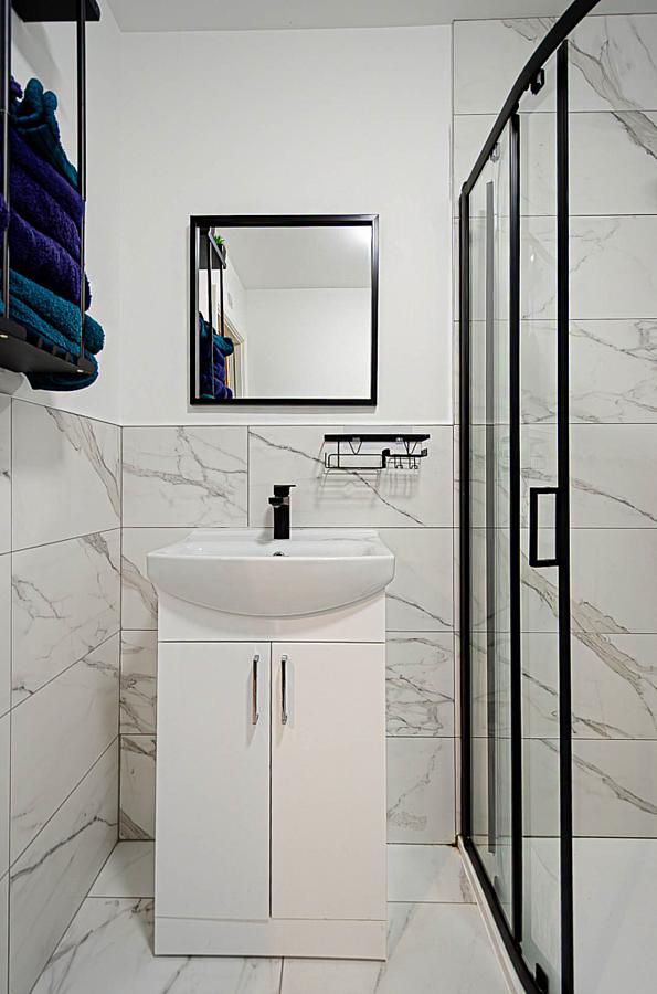 Apt        The Mount